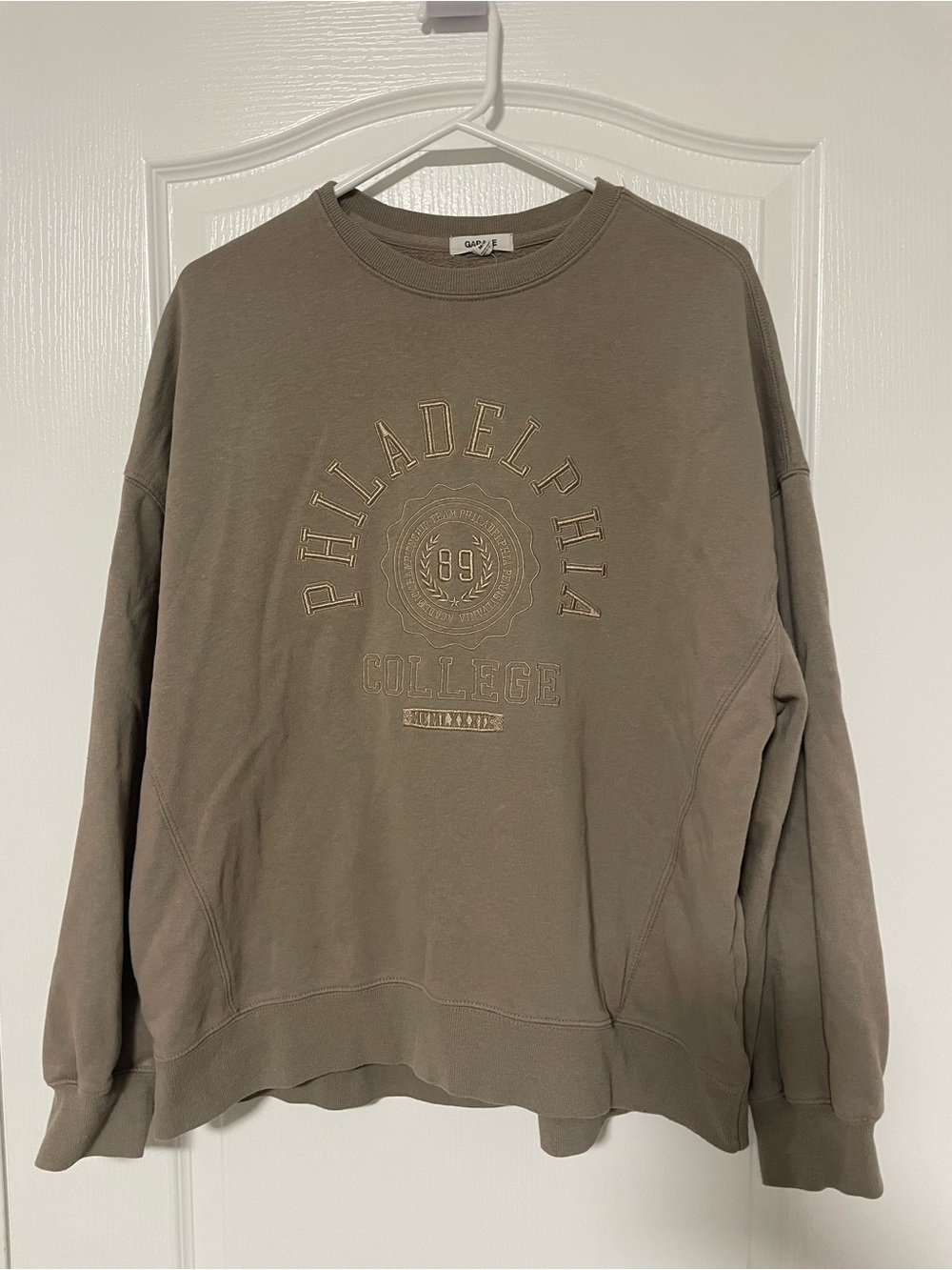 Garage Women’s Crewneck Sweatshirt in beige with embroidered College Graphic